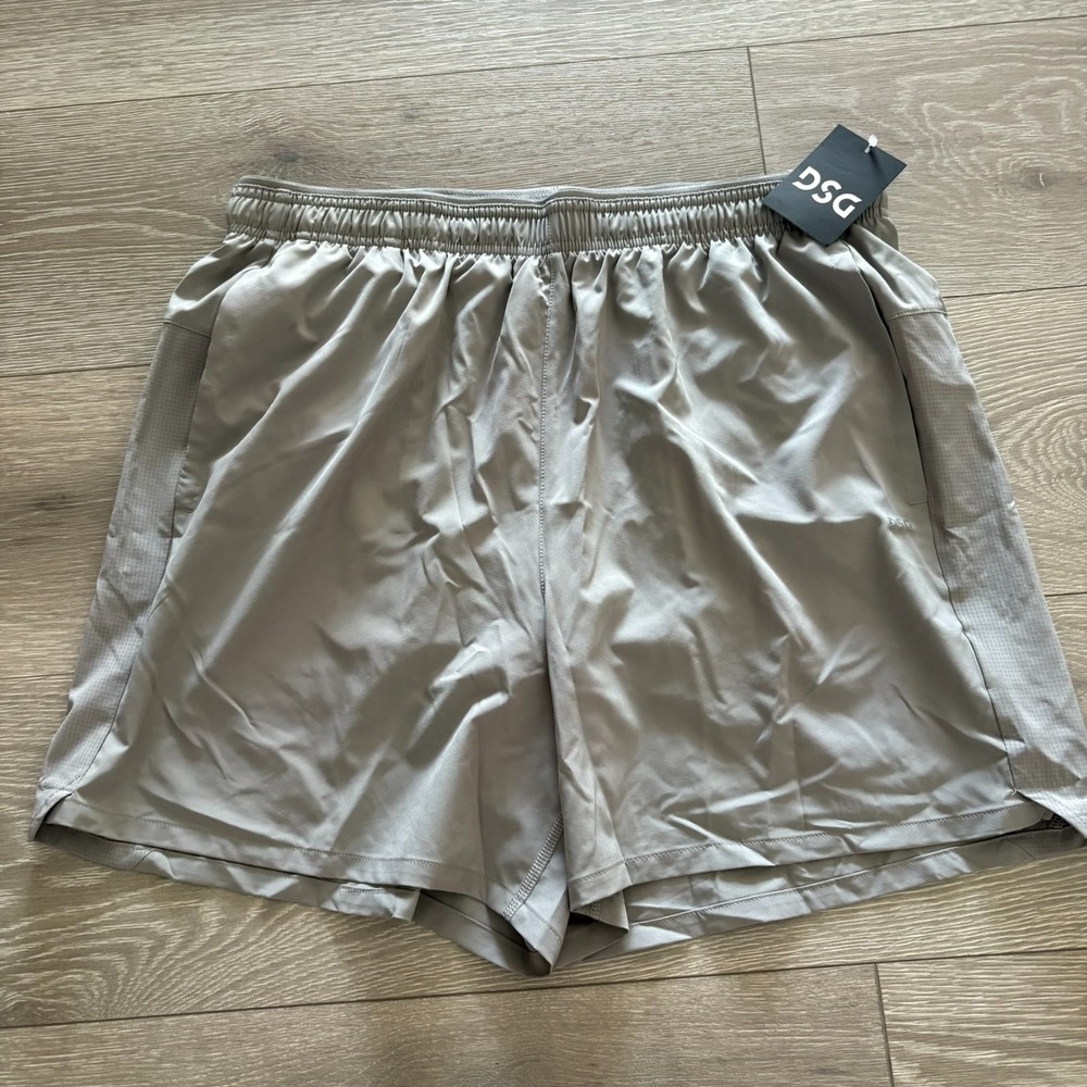 NWT DSG Mens Light Gray Athletic Fit Lightweight Stretch 5" Stride Shorts Size L